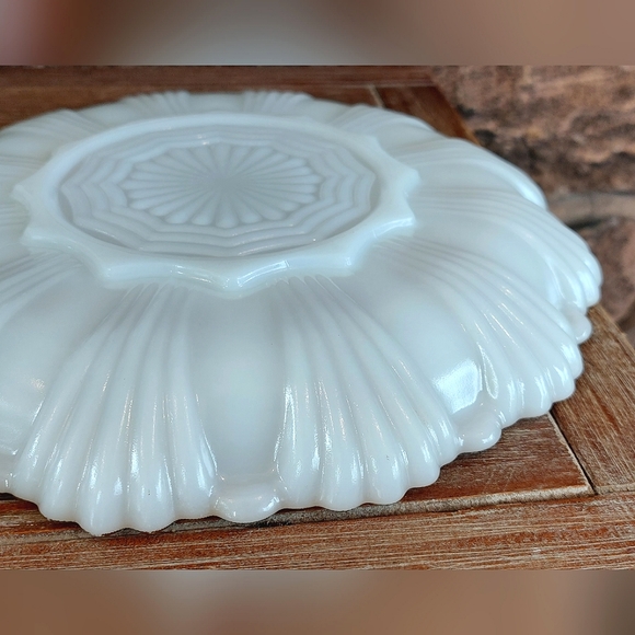 Vintage Anchor Hocking Gold Rimmed Milk Glass Deviled Egg / Oyster Dish 🏆 - Picture 7 of 9